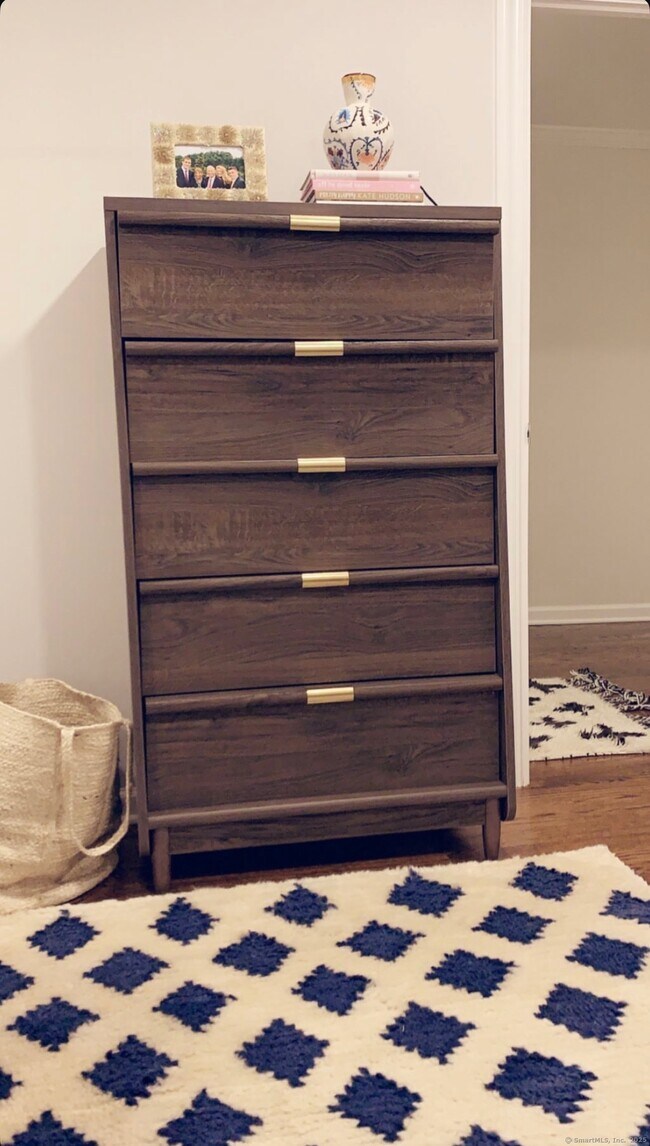 Building Photo - 10 Mead St