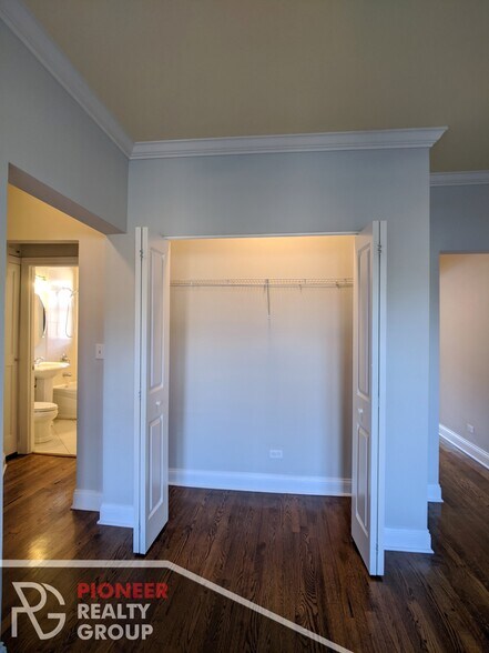 Building Photo - 736 W Addison St