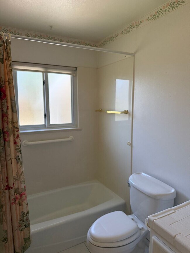 Building Photo - 3 Bedroom 2 bath with Rv Parking