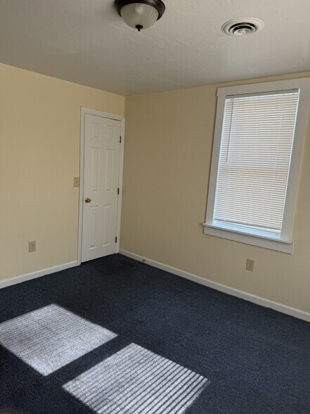 Building Photo - 375 Elm St