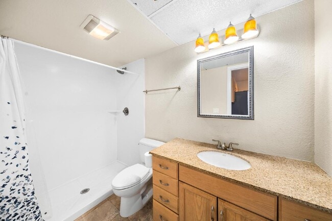 Building Photo - Fabulous University Heights location!