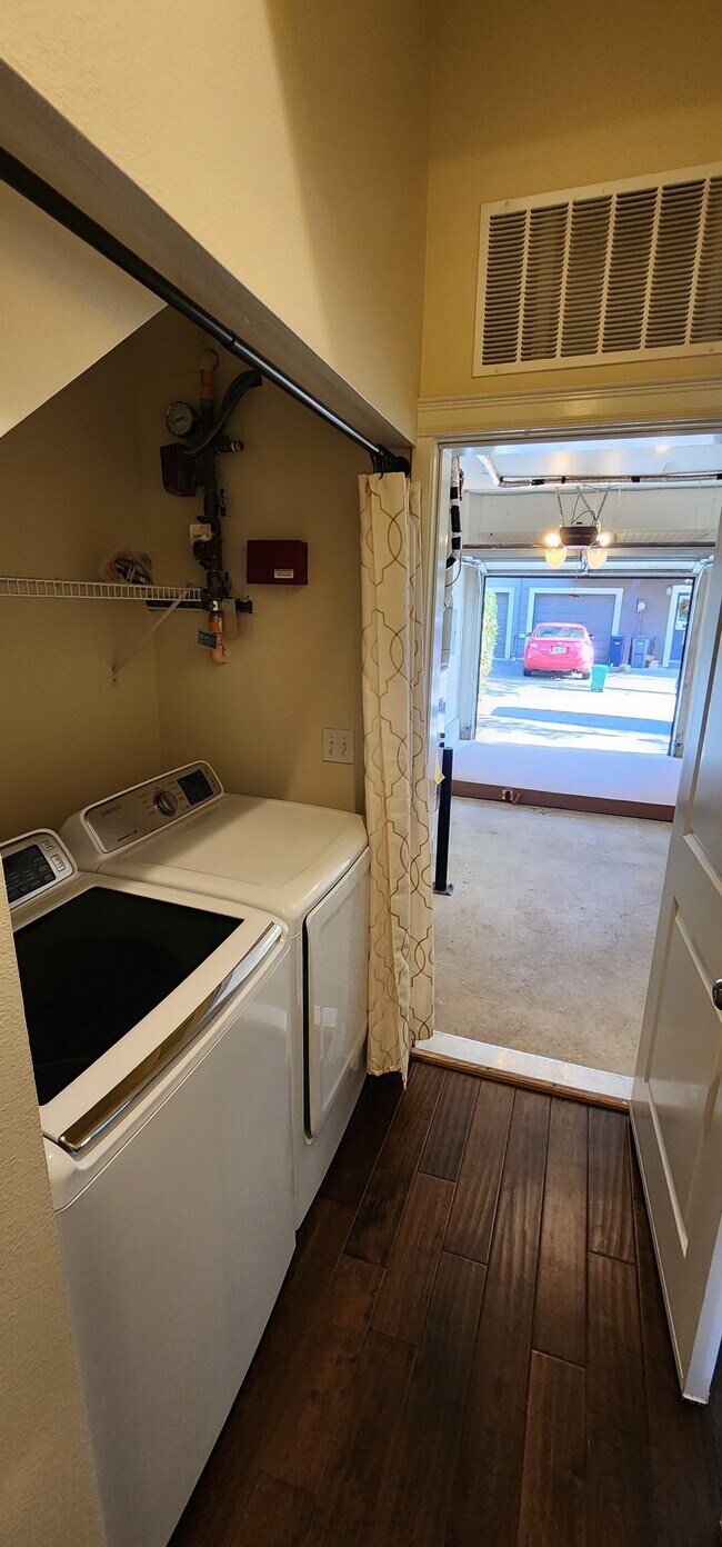 Building Photo - 2455 NE Park Dr