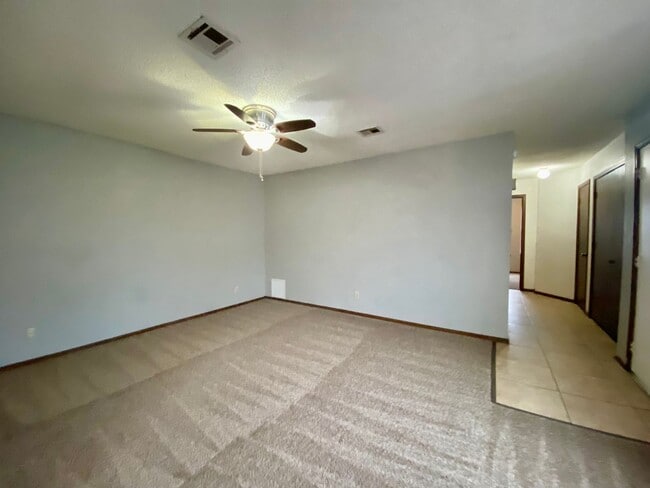 Building Photo - 2115 W Oak Ave