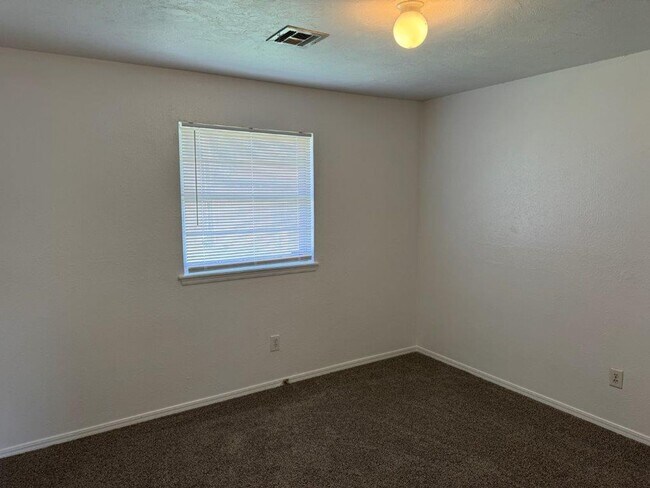 Building Photo - New paint, ready for move in, 3 bed 2 bath, 2 car in south OKC!