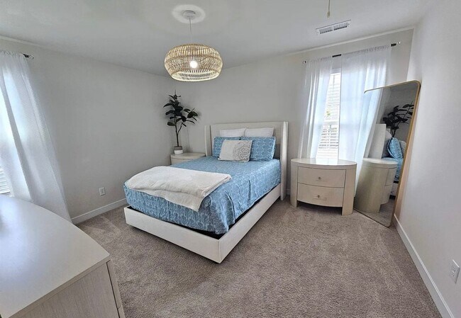 Building Photo - 3700 SF 4/4 Available Now!