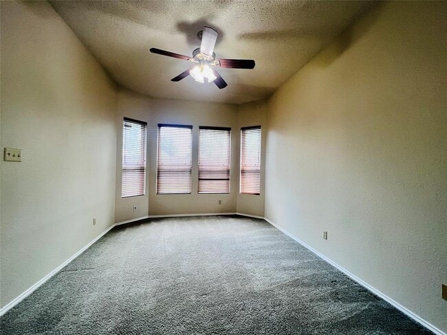 Building Photo - 2016 Castle View Dr