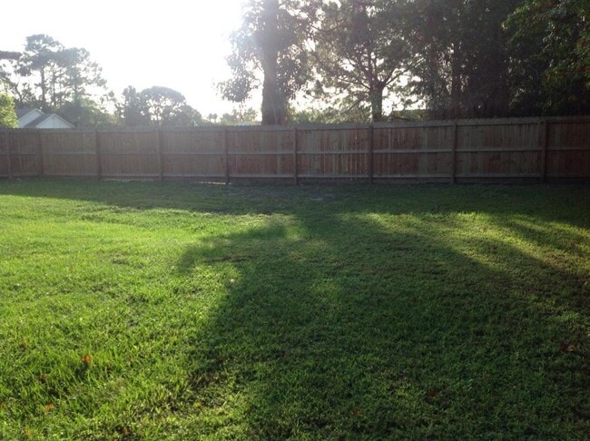 Building Photo - Beautiful 2/1 with fenced backyard