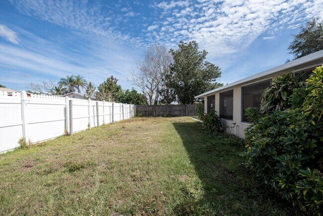Building Photo - Cute 4/2 House In Buenaventura Lakes for Rent