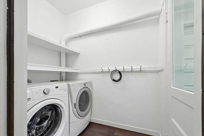 Building Photo - Light Filled Condo in Noe Valley+ Parking Included+ Laundry In unit - Please Contact for Showing ...