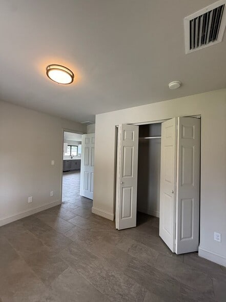 Building Photo - 2806 NW 9th Ct