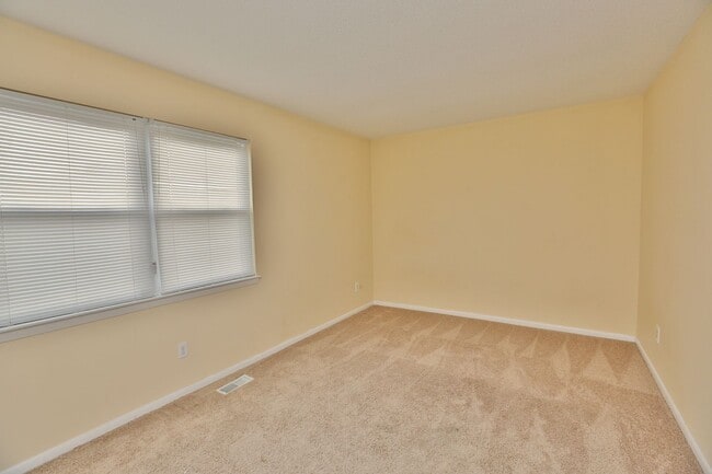 Building Photo - Amazing 2 Bedroom Townhome in Washington Square! Available 03-06-26! All Appliances Convey!