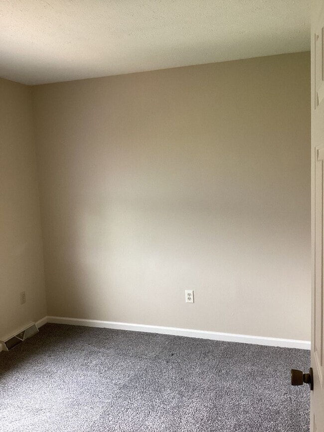 Building Photo - Well-Maintained 3-Bedroom End Unit Townhom...