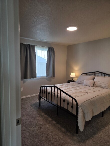 Building Photo - 600 Van Wy