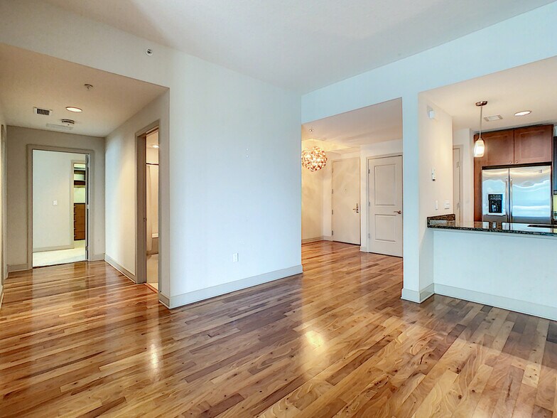 Building Photo - 100 S Eola Dr