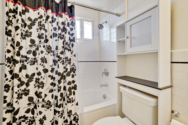 Building Photo - Beautifully Remodeled Home in Prime Cambri...