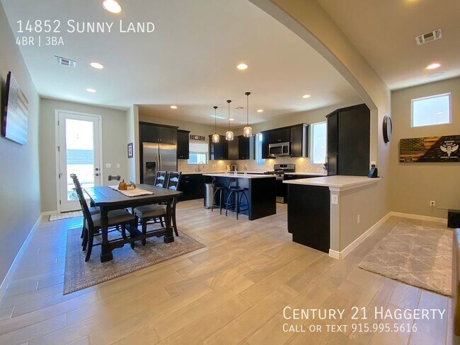 Building Photo - Gorgeous 4 Bedroom Refrig A/C Home