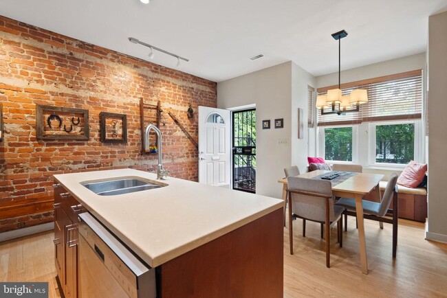 Building Photo - 1126 G St NE