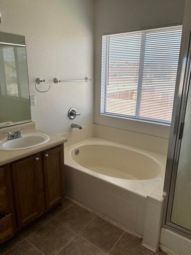 Building Photo - 7123 Husky Dr NE
