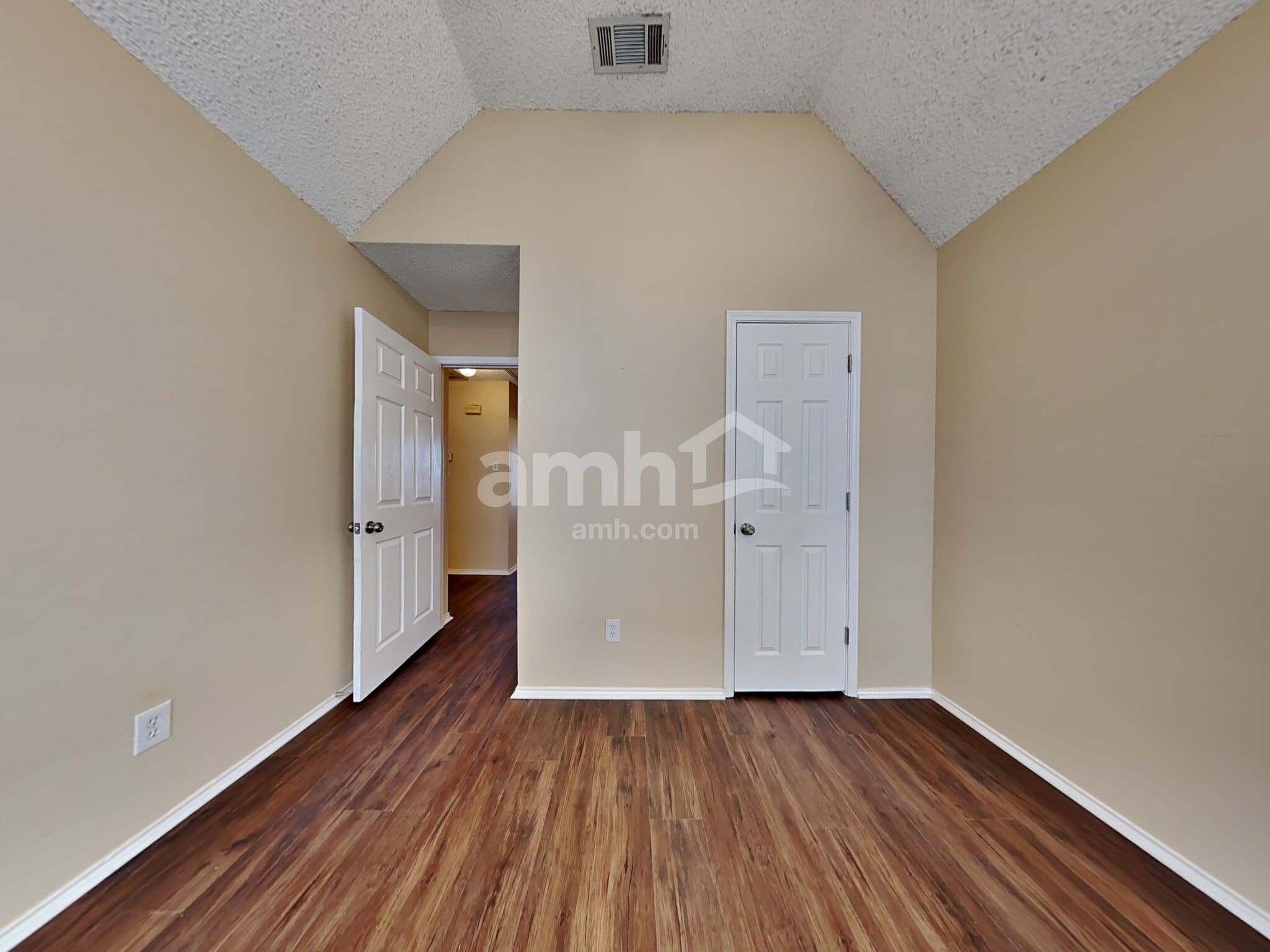 Building Photo - 2101 Flamingo Dr