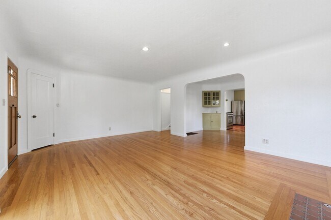 Building Photo - Spacious 2 Bed, 2 Bath Home