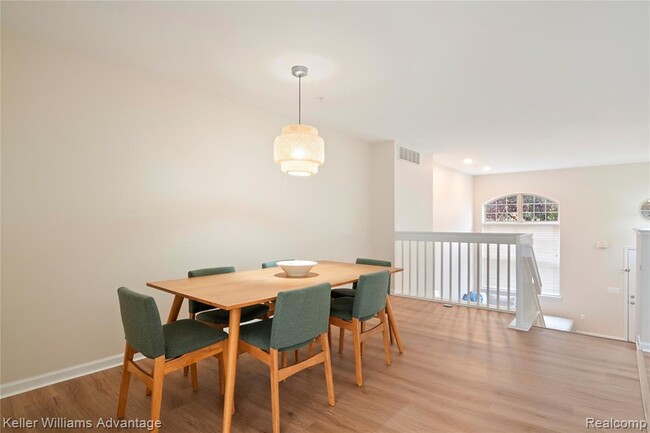 Building Photo - 420 Old Pine Way