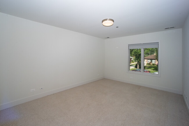 Building Photo - 1212 Vine Ave