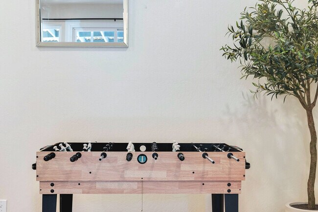 Building Photo - 919 Redbird Dr