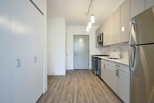 Building Photo - 801 W Van Buren St