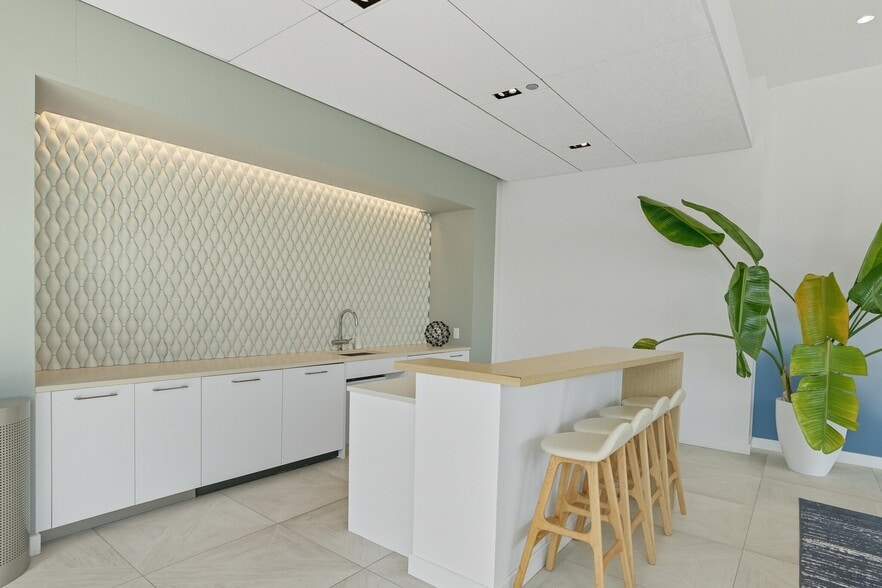 Building Photo - 169 N Desplaines St