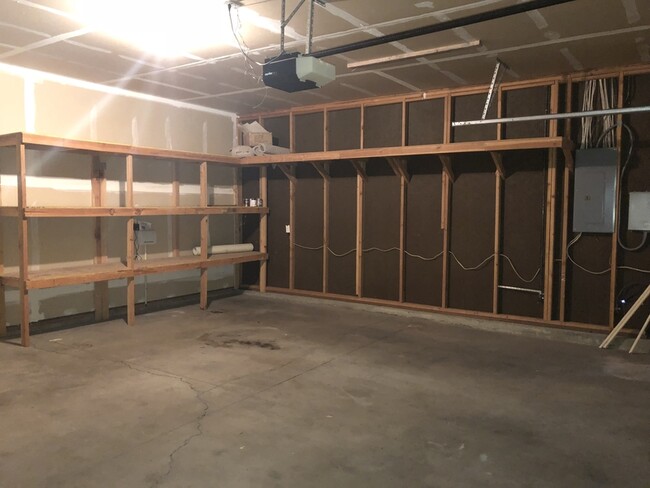 Building Photo - 944 NW Oak Pl