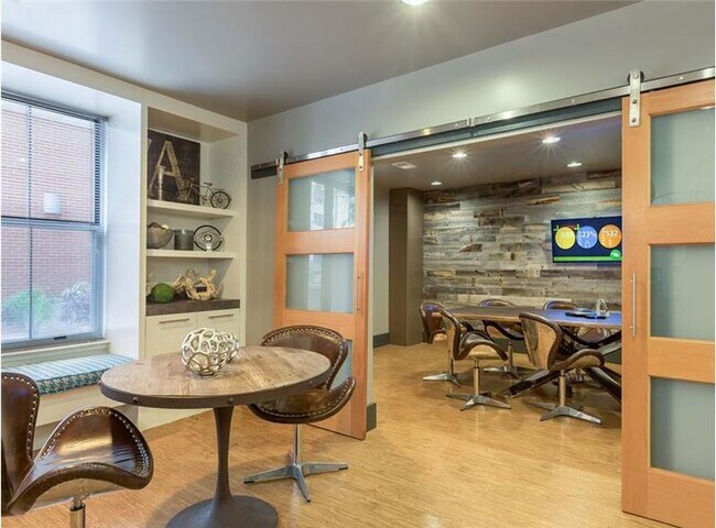 Building Photo - 202 1/2 Lavaca St