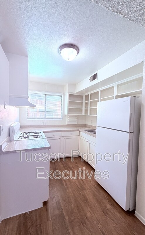 Building Photo - 5770 E 10th St
