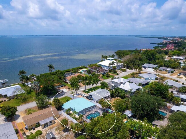 Building Photo - 3115 Bay Dr