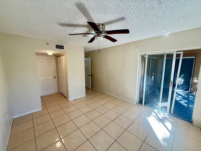 Building Photo - SPACIOUS 2/2 WITH SPLIT FLOOR PLAN WITH BALCONY ACCESS!