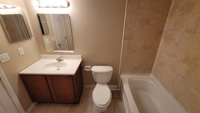 Building Photo - First Floor 1 Bedroom, 1 Bathroom Condo in...