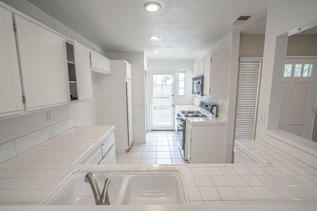Building Photo - COMING SOON! Las Ventanas Community 2 Bedroom Condo in Valencia!