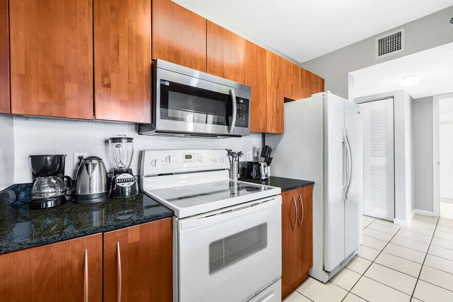 Building Photo - 1200 Brickell Bay Dr