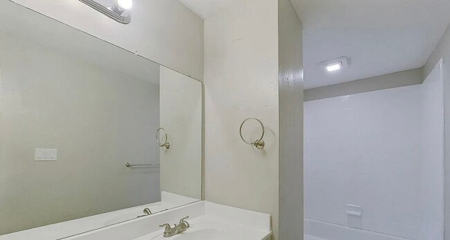 Building Photo - Charming 4-Bedroom Home with Modern Comforts & Spacious Living