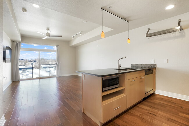 Primary Photo - Amazing apartment in Jefferson Park with v...