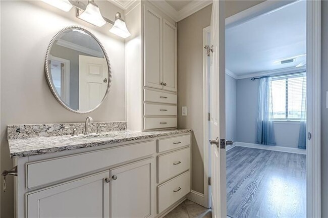 Building Photo - 300 Johnson Ferry Rd