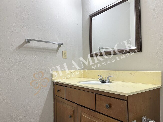 Building Photo - Convenient location close to shopping and Hwy 6!