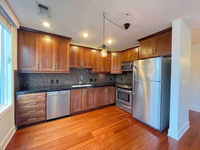 Building Photo - 2 Bed + 2 Bath Condo in the Belmont District Portland ~ Secured Garage Parking, Washer & Dryer in...