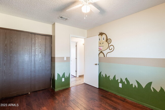 Building Photo - 964 W Hackamore St