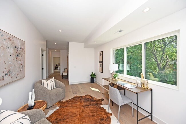 Building Photo - 3 Bed, 3.5 Bath - Modern, sleek & steps fr...