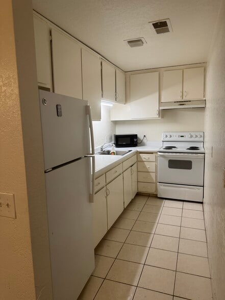 Building Photo - 2825 N Los Felices Rd