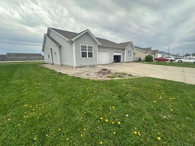 Building Photo - 1651 W Kole Dr