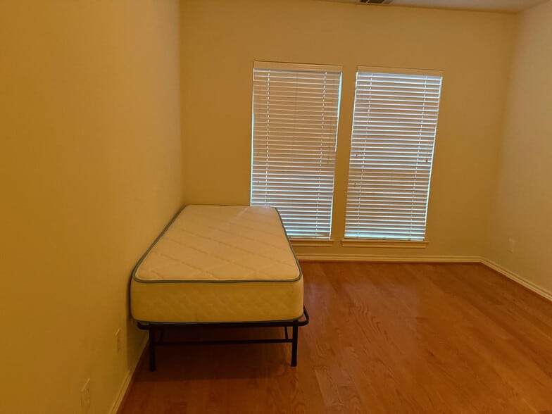 Building Photo - Room in House on Levant Ln