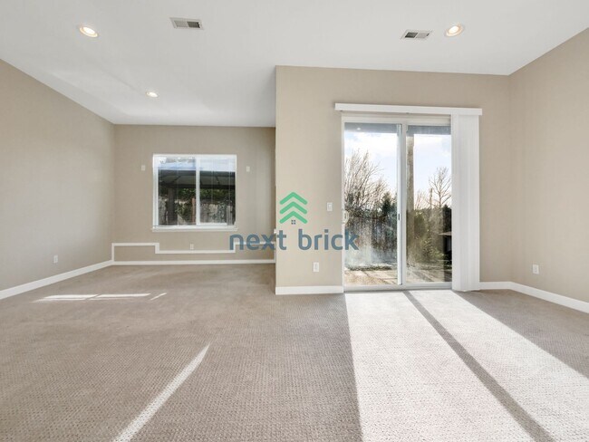 Building Photo - 5 Bed and 3.5 Bath Single-family Home is A...