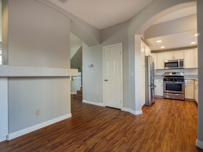 Building Photo - TOTALLY REMODELED, BLOCKS TO THE BEACH!