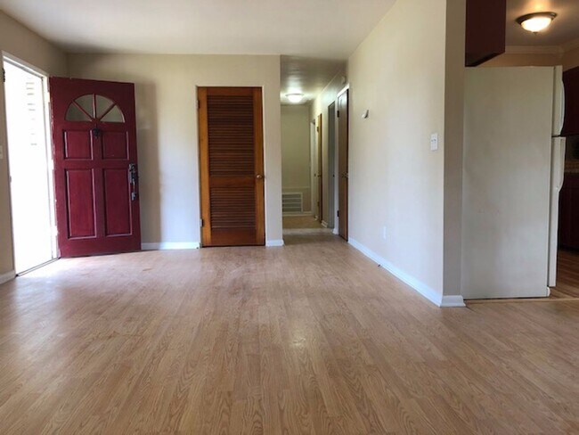 Building Photo - 4 Bed 1 Bath Home | Pet Friendly | Washer ...